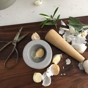 Use it for garlic, juniper berries, pepper, etc ... it is small enough to fit in one hand which allows you to pour the content directly into the chosen container.