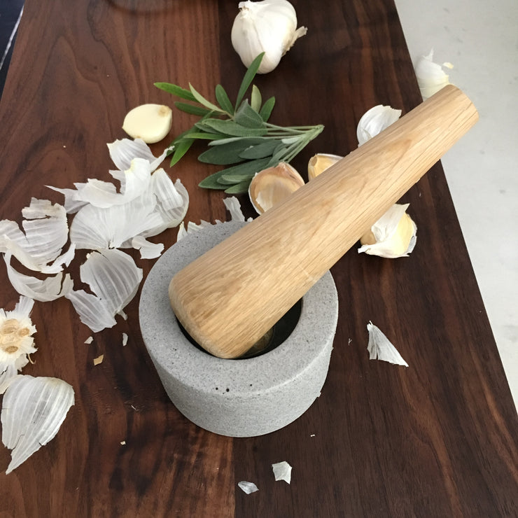 Use it for garlic, juniper berries, pepper, etc ... it is small enough to fit in one hand which allows you to pour the content directly into the chosen container.